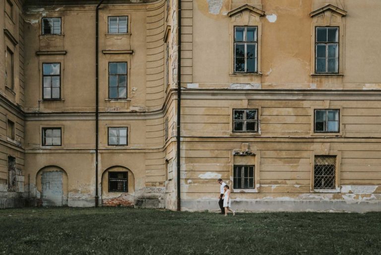 grad-tustanj-poroka-sprehod-porocnega-para