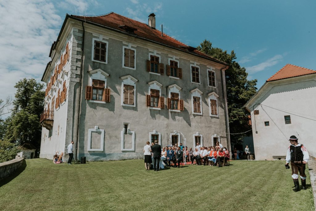 grad-zaprice-poroka-zenin-in-nevesta-gresta-proti-oltarju