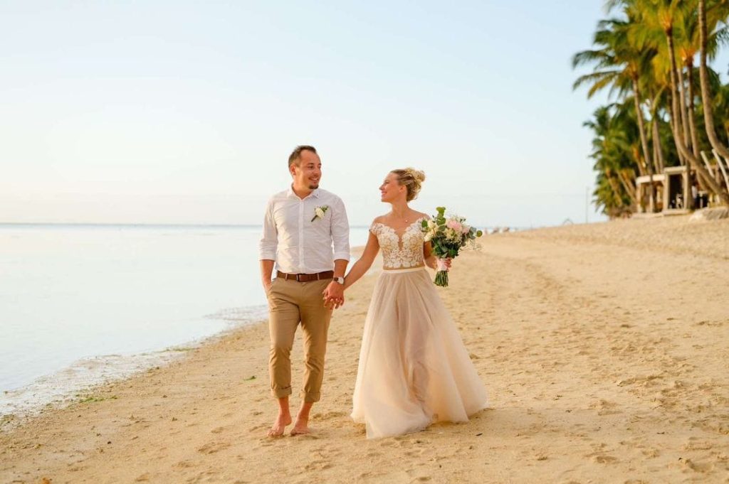 krinolina-porocne-obleke-poroka-na-plazi